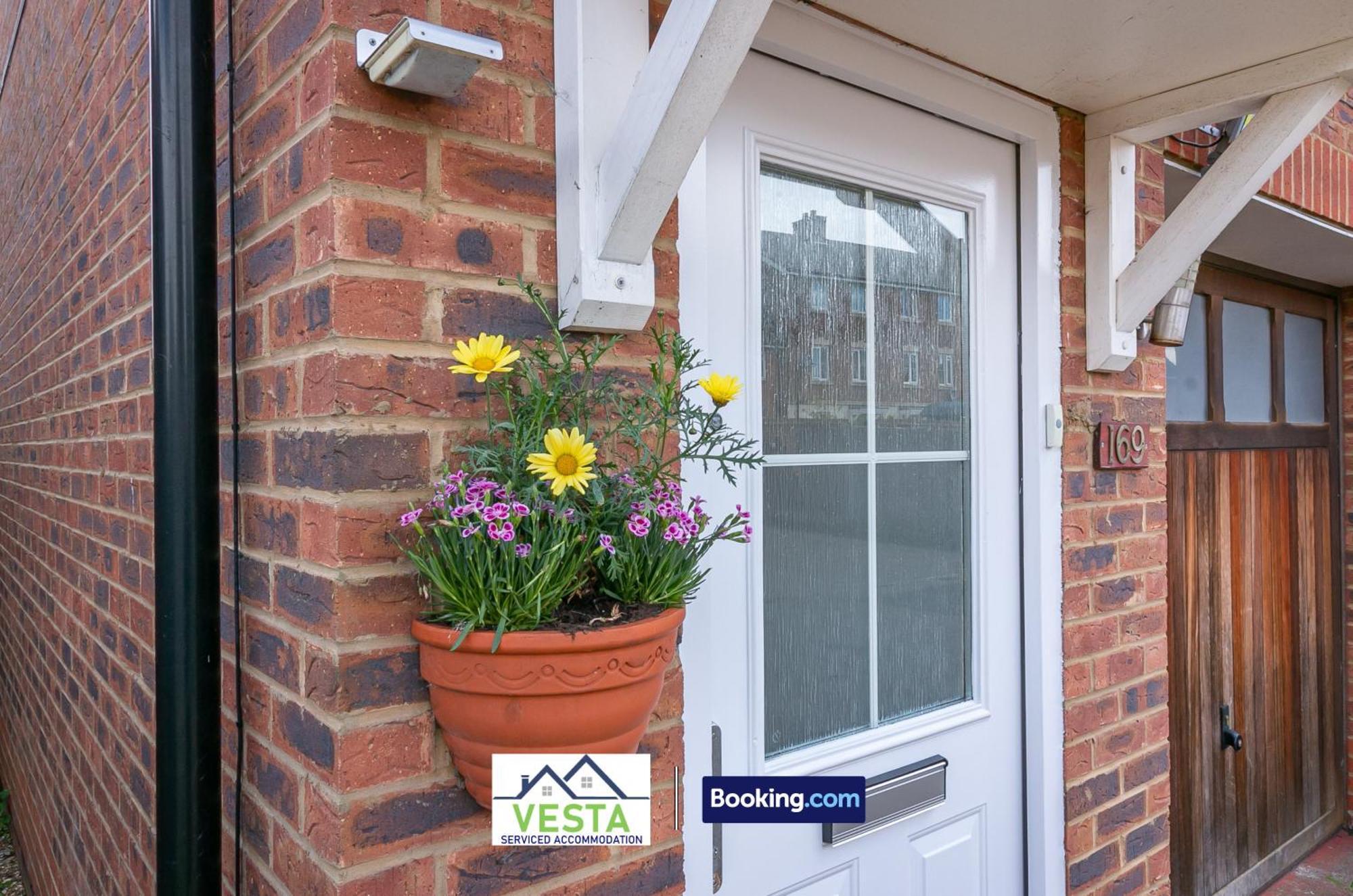Three Bedroom Apartment By Vesta Serviced Accommodation & Short Lets Hatfield With Free Parking 外观 照片