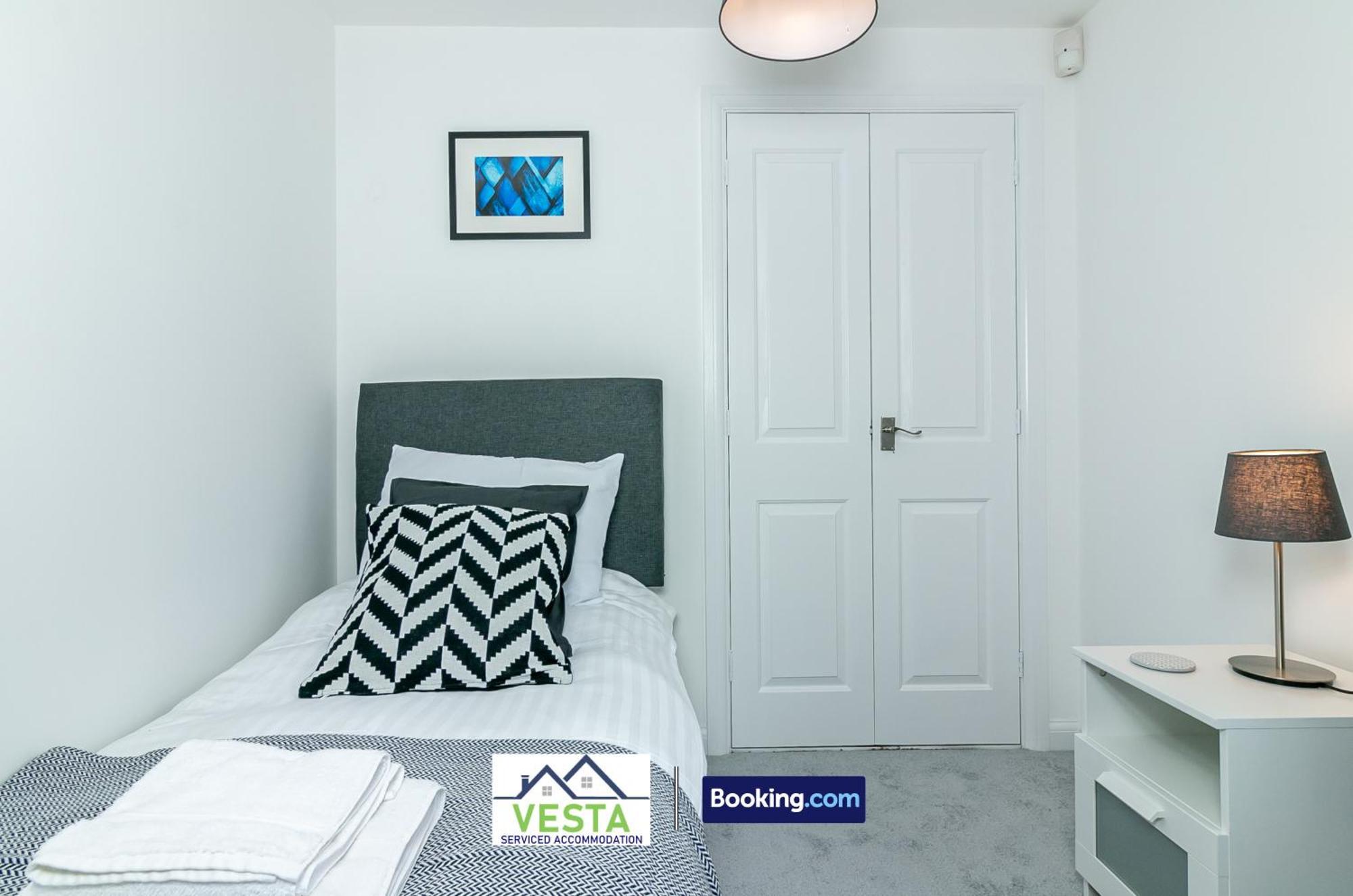 Three Bedroom Apartment By Vesta Serviced Accommodation & Short Lets Hatfield With Free Parking 外观 照片